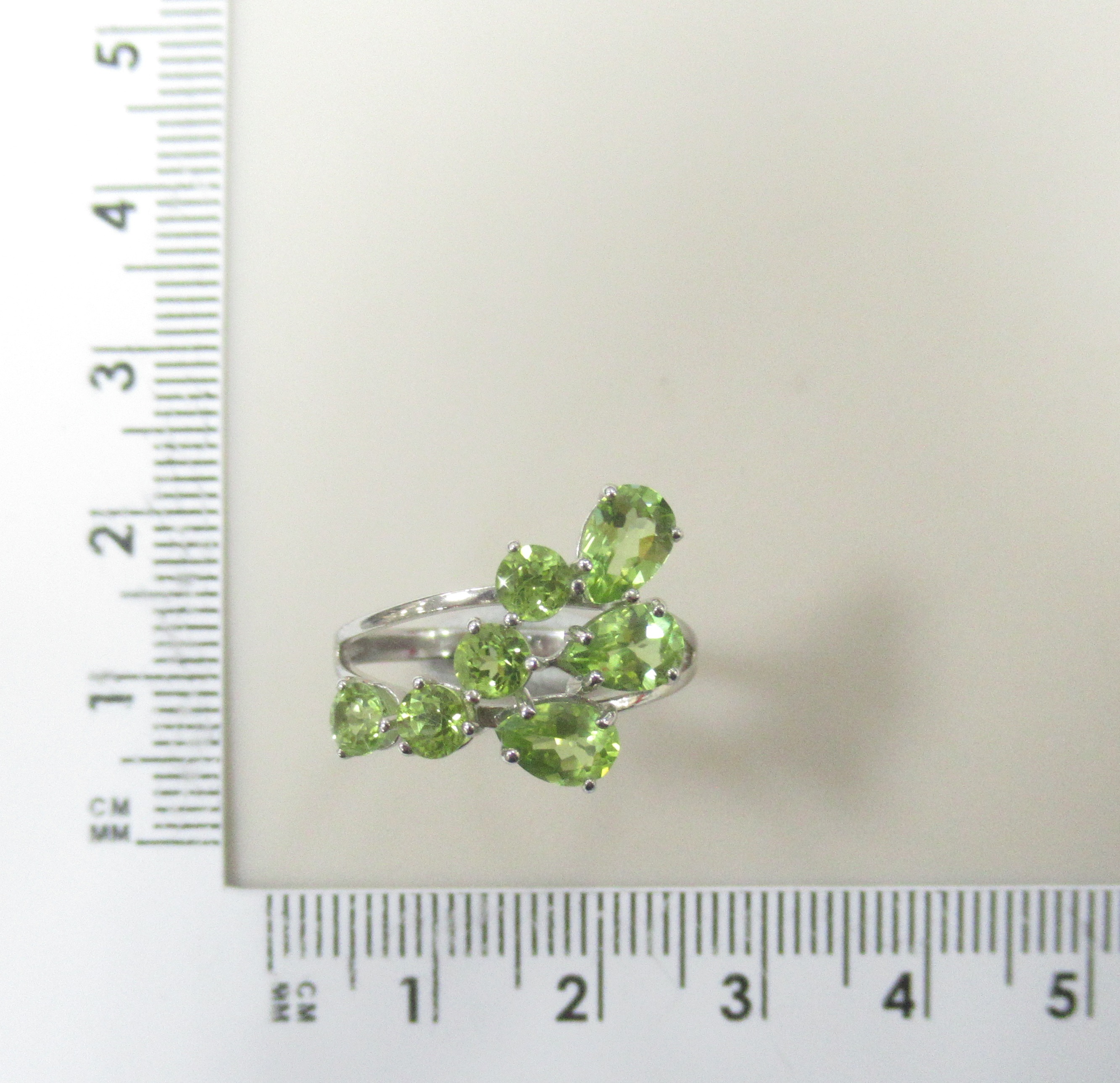 Серебряное кольцо 925 пробы; вставки 7 Хризолит;